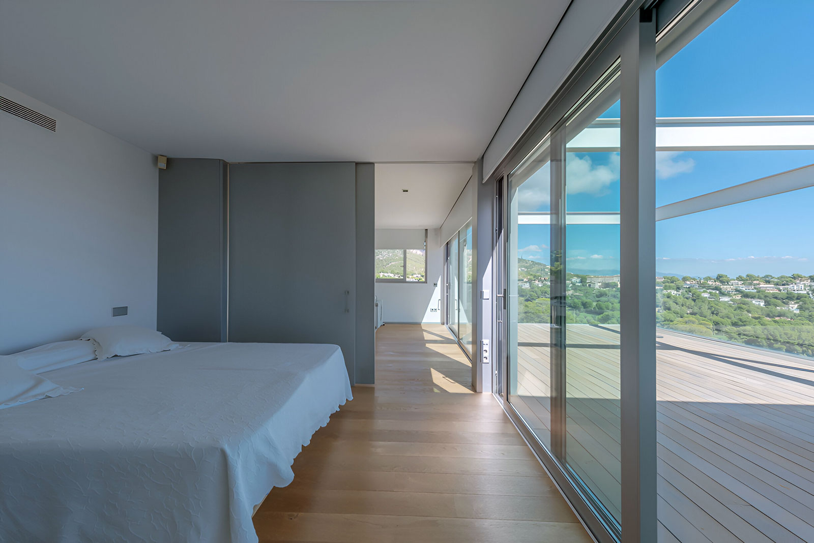 Sichtbezug zur Terrasse der modernen Villa Lumina auf Mallorca